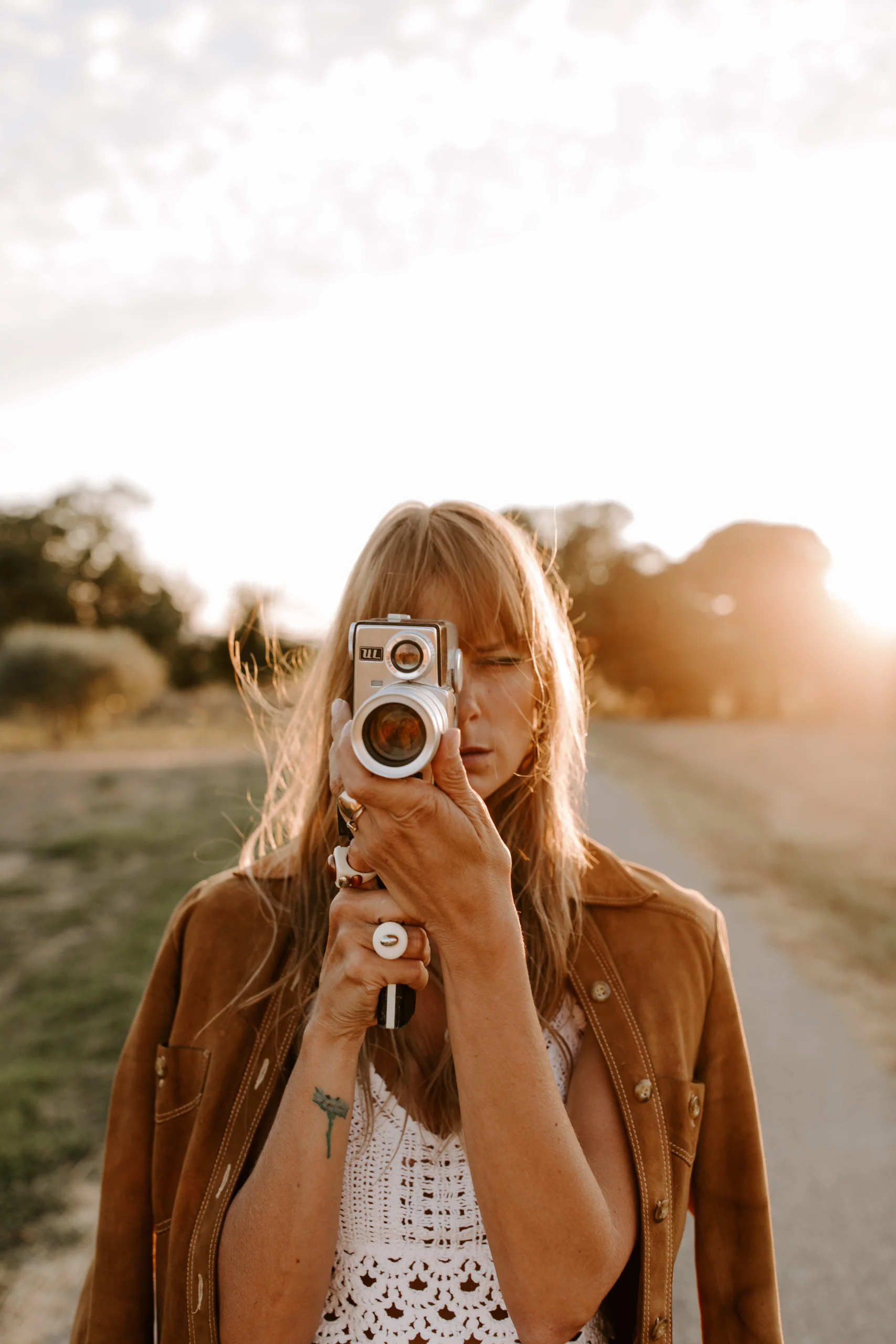 Portrait de Anne Delamarre avec un appareil photo