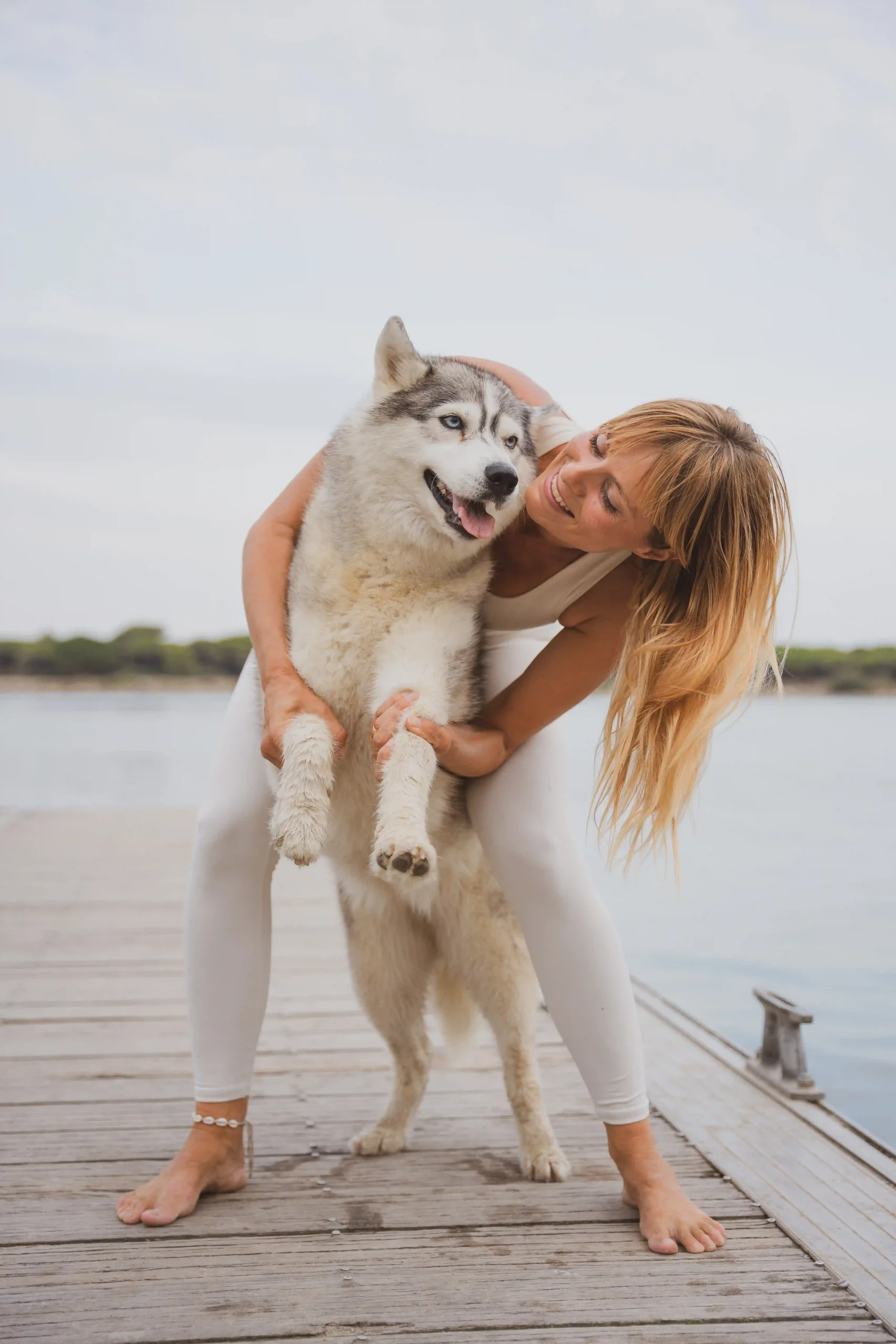 Photo de Anne souriante avec son husky Lou