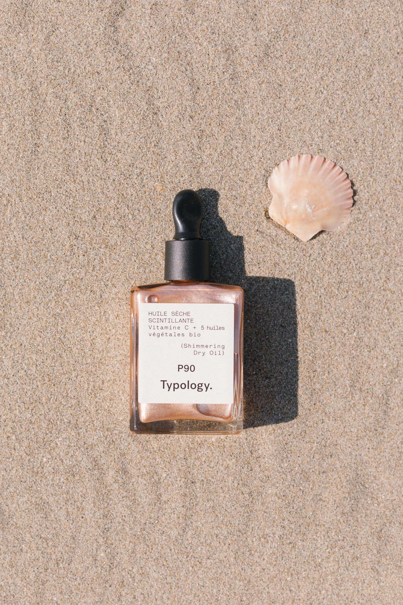 Nature morte sur le sable d'un produit Typology